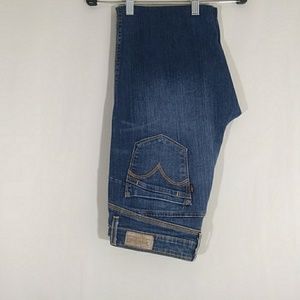 Levi's flatters and flaunts skinny jeans